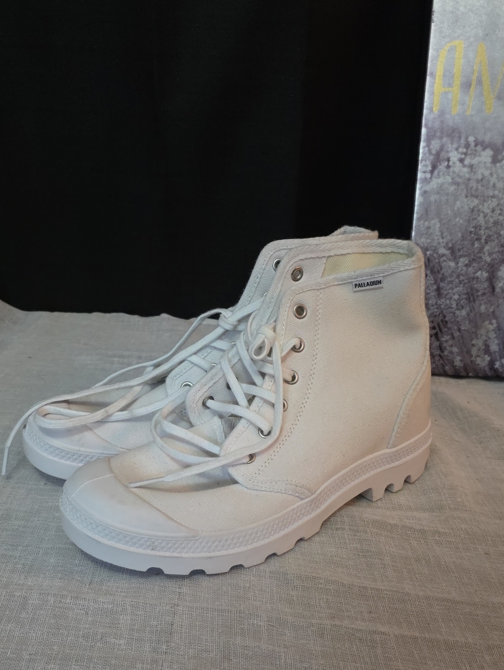 Palladium SZ 9.5 Womens/8 Mens White Canvas Lace-Up Hightop Sneakers / Boots
